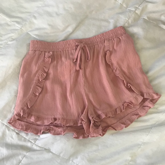 SALE🌿 Blush Ruffle Shorts - Picture 2 of 4